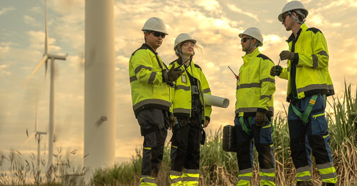 workers discussing turbine maintenance